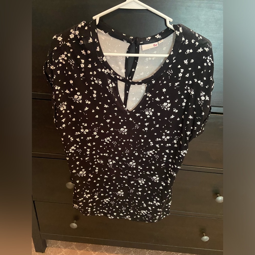 So , beautiful black & white floral keyhole top